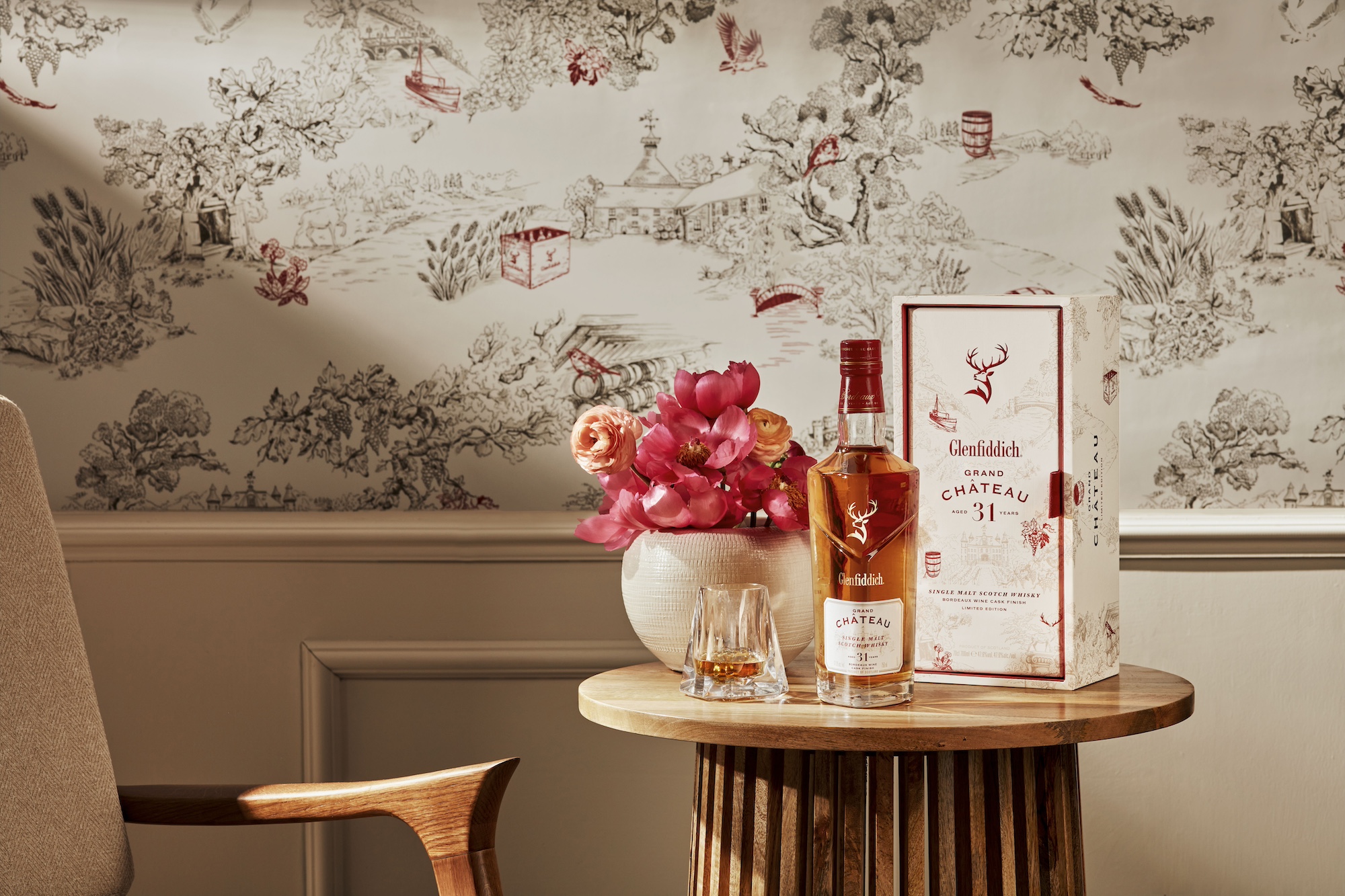 #2024_04_30_glenfiddich_grand_chateau_illustration_edition_closed_box_bottle_landscape_0057_hero 1
